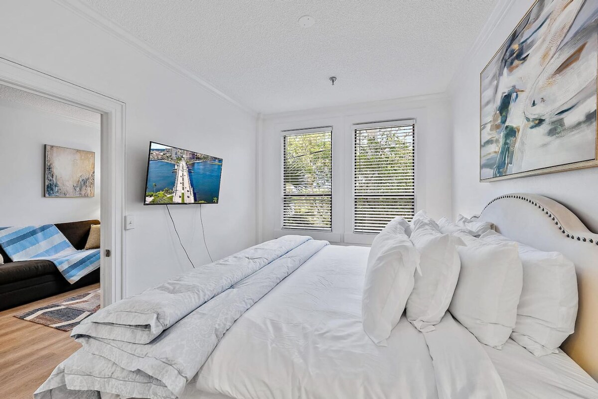 Pineapple Pad king bed